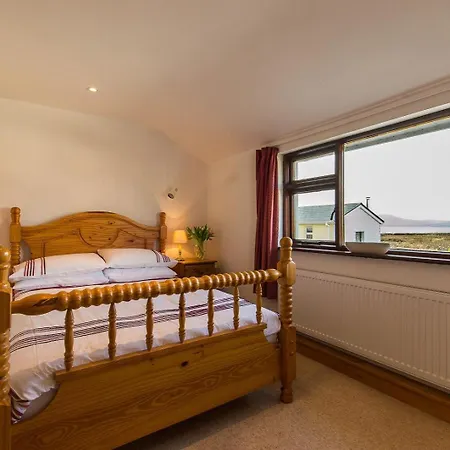 Family House Located Within A Short Stroll Of * Waterville