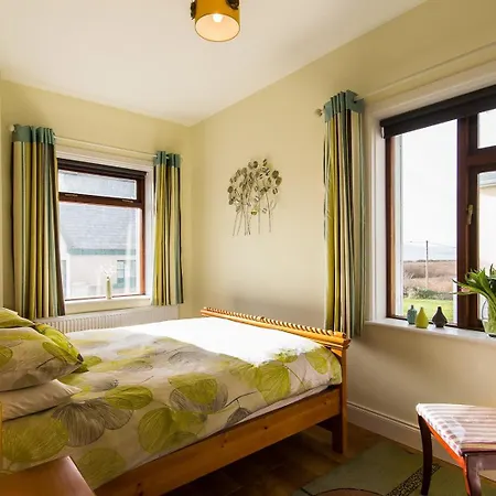 Family House Located Within A Short Stroll Of Holiday home