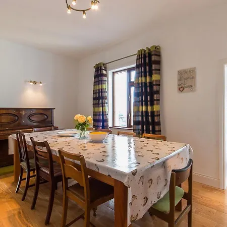 Family House Located Within A Short Stroll Of Waterville